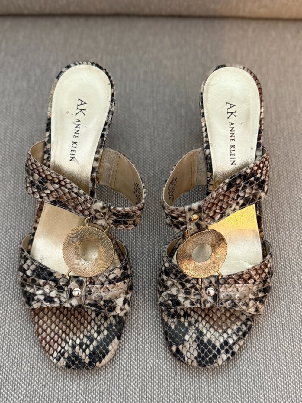 AK Anne Klein Akhinda Snakeskin Print Sandals Gold Medallion Size 8M